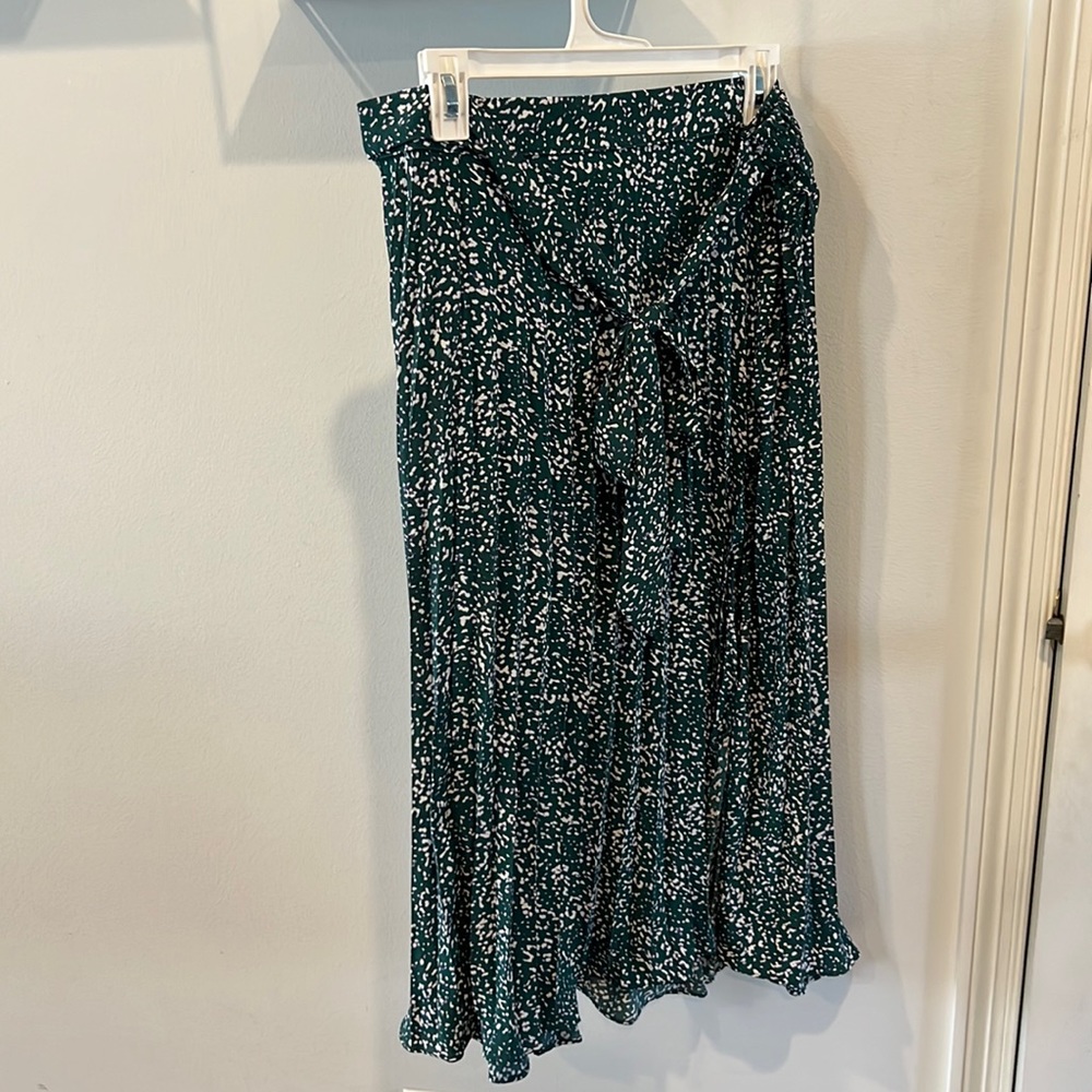 Greet floral midi skirt with tie in front, cinched waist and slit w pleats